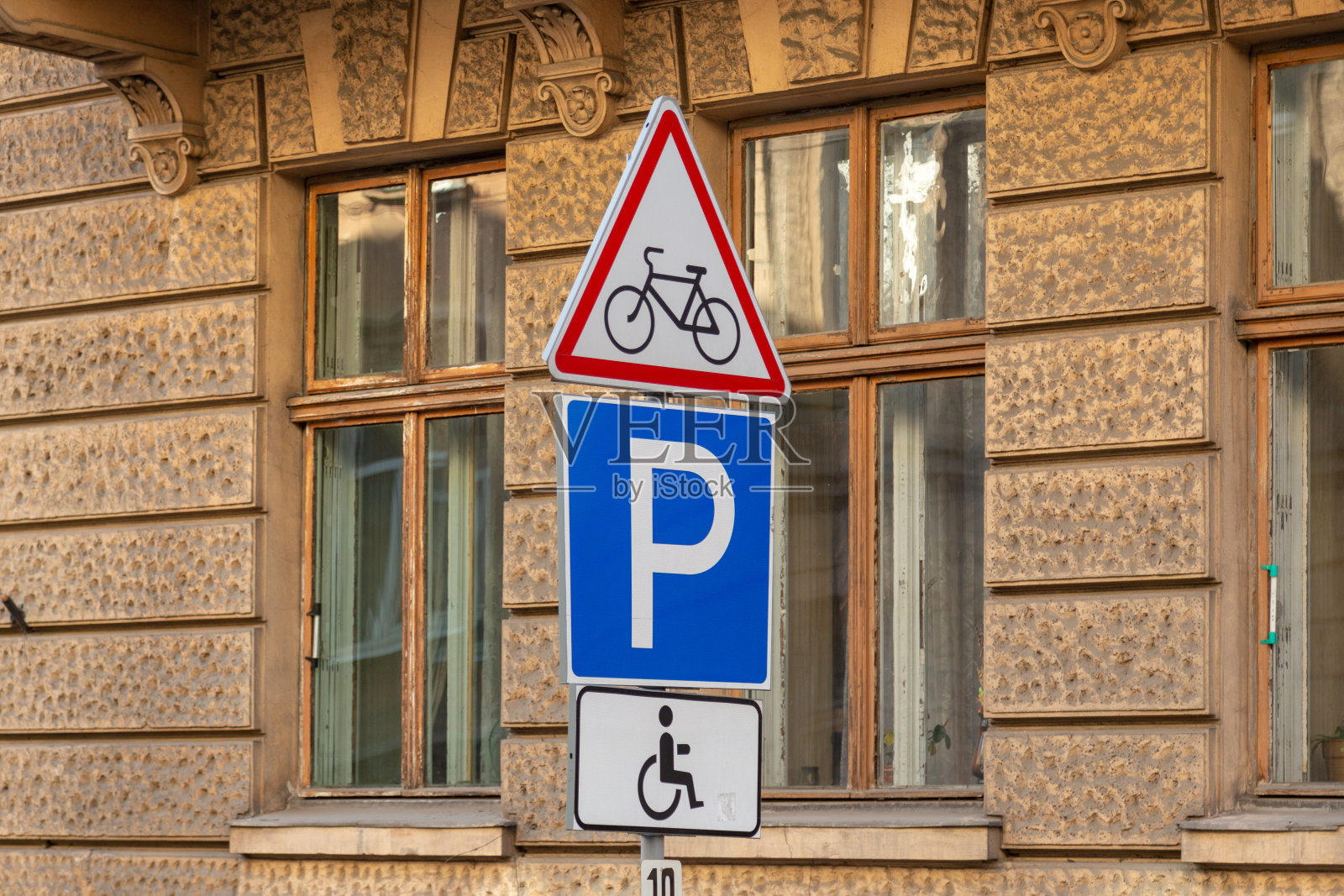 道路标志与自行车和停车场配备轮椅停车场。照片摄影图片