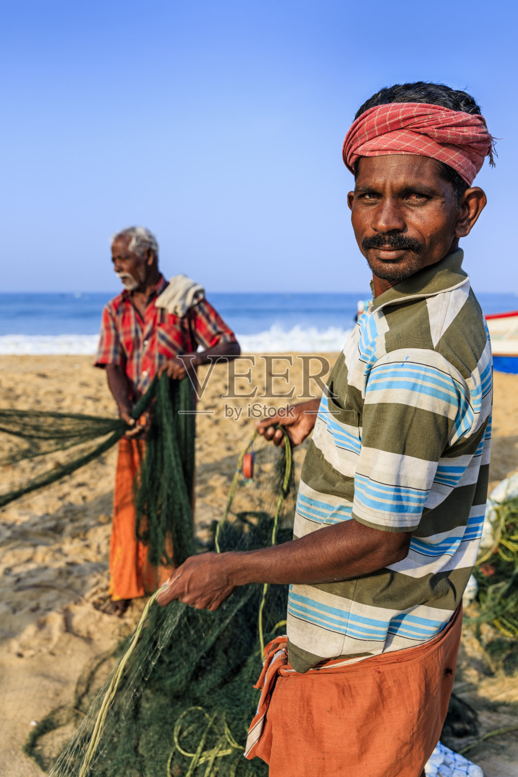印度喀拉拉邦渔民正在准备渔网照片摄影图片