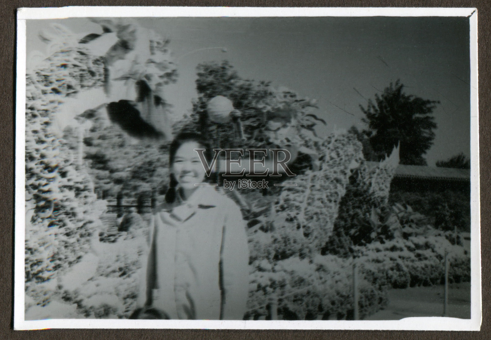 70年代中国少女肖像单色老照片照片摄影图片
