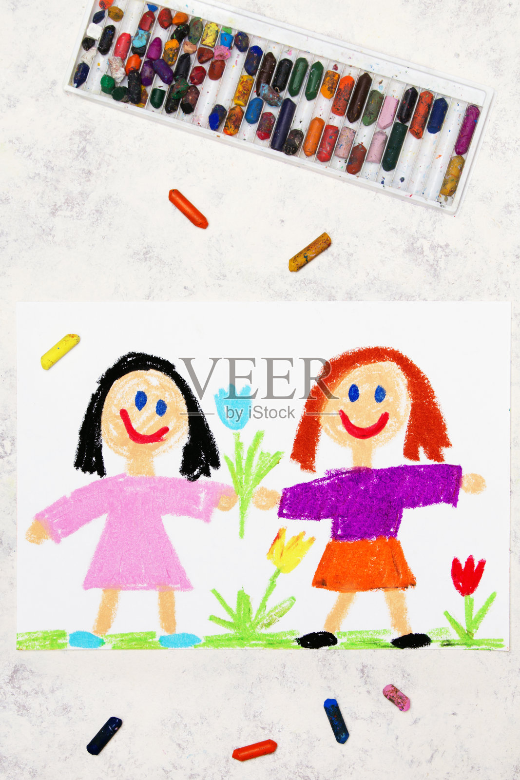 彩色图画照片:两个微笑的女孩。姐妹或朋友照片摄影图片