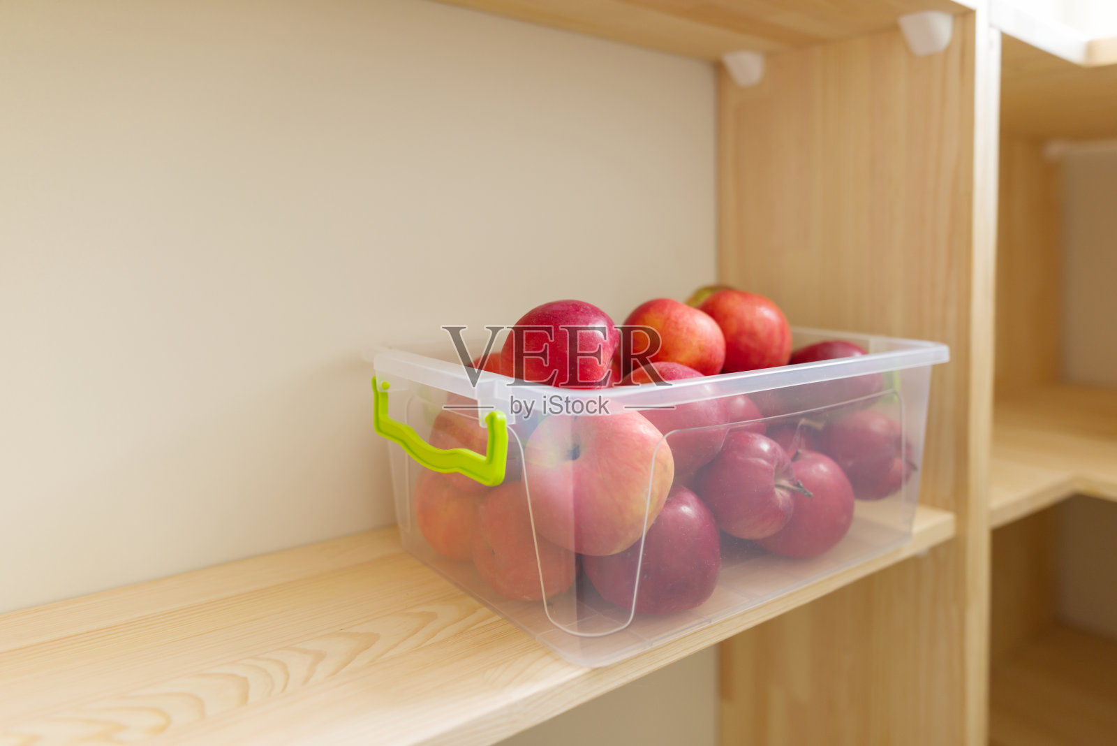 储存食物，木架子上放着装苹果的容器照片摄影图片