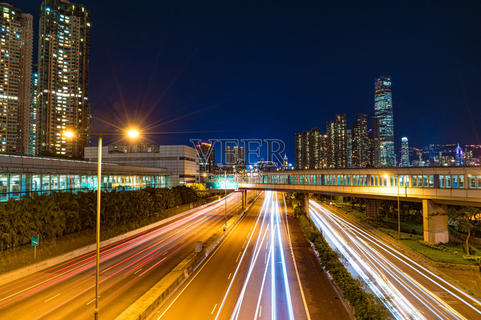 在夜晚行驶的汽车与模糊的灯光通过城市照片摄影图片