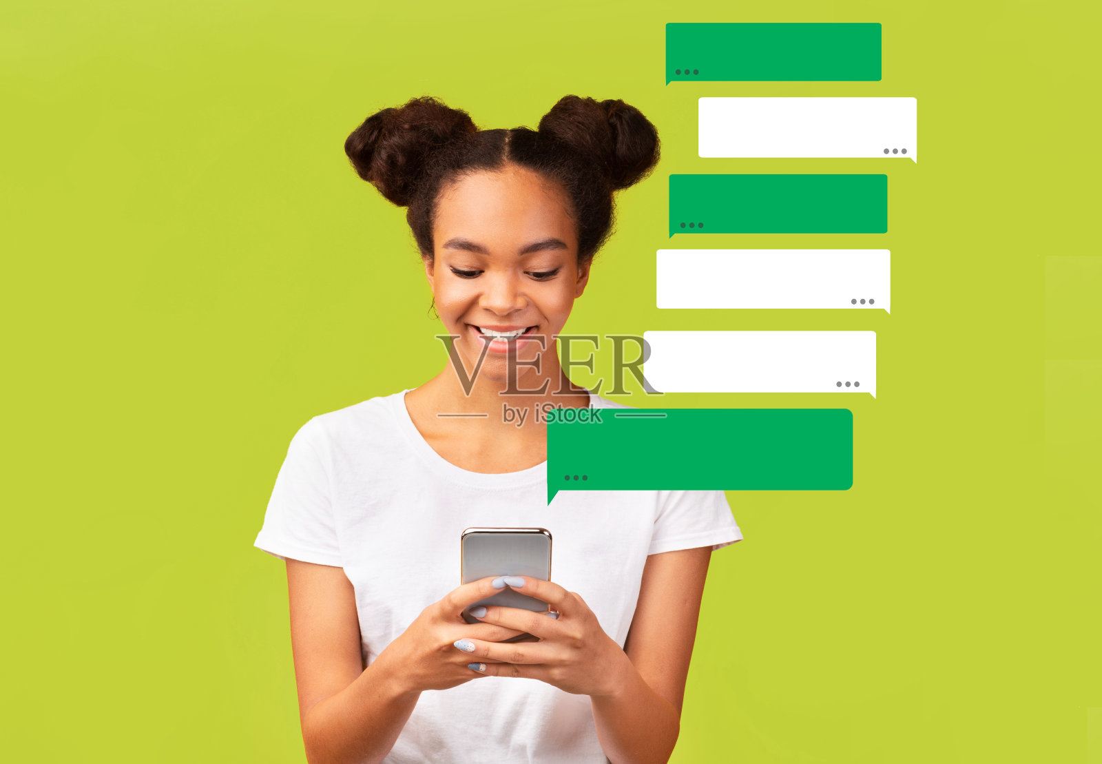 社交网络。非裔美国女孩在绿色背景下聊天，设计空间照片摄影图片