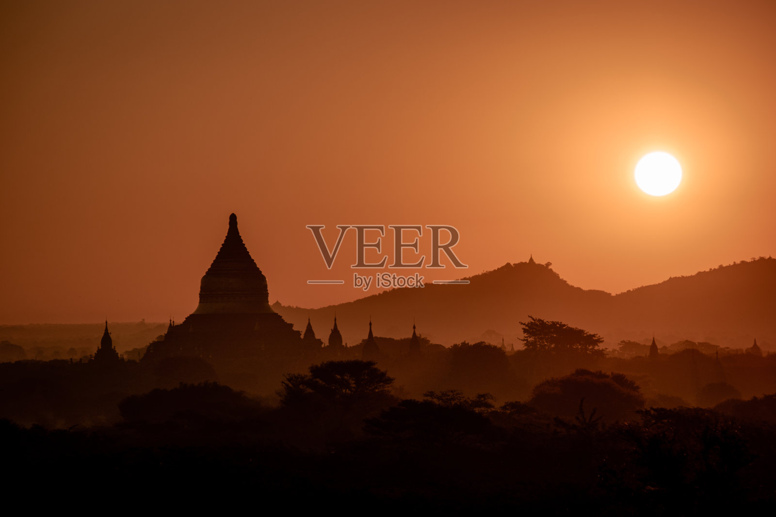 蒲甘缅甸，热气球在日出之上的寺庙和宝塔蒲甘缅甸，日出异教徒缅甸寺庙和宝塔照片摄影图片