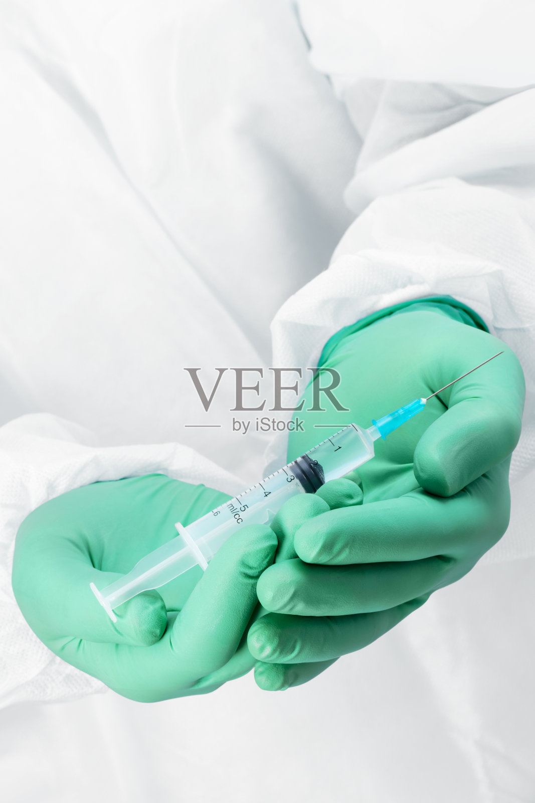 疫苗接种概念-医生的手在手套中拿着一个注射器的疫苗照片摄影图片