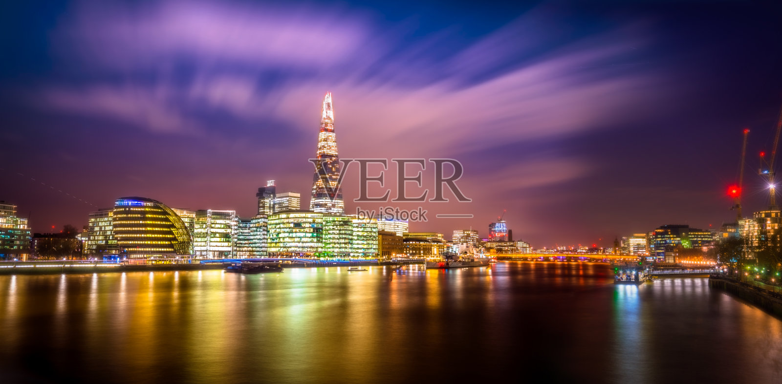 泰晤士河堤和日落时的伦敦天际线，英国照片摄影图片