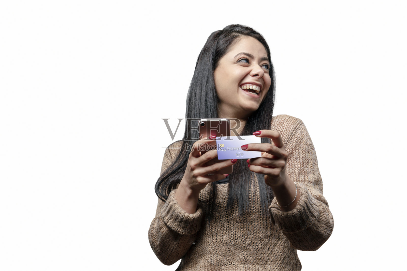 一个愉快的年轻女子的肖像与信用卡在白色的背景照片摄影图片