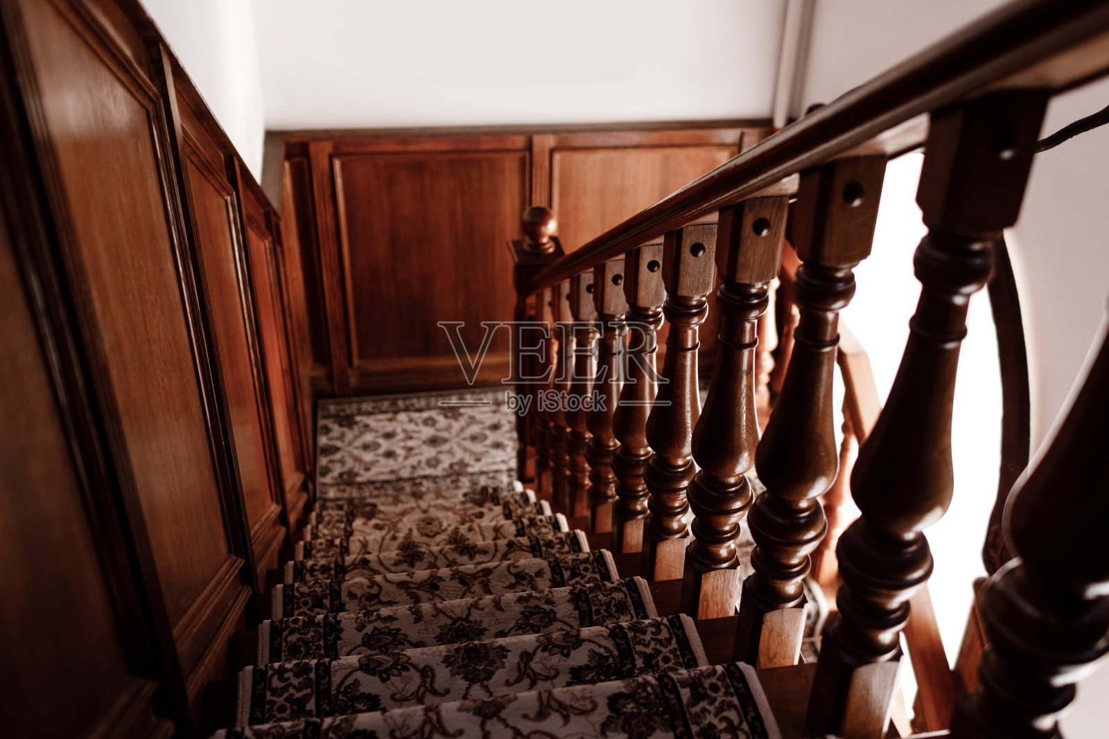 楼梯的内部，乡村的楼梯由木头制成的房子内部。楼梯结构。有选择性的重点照片摄影图片