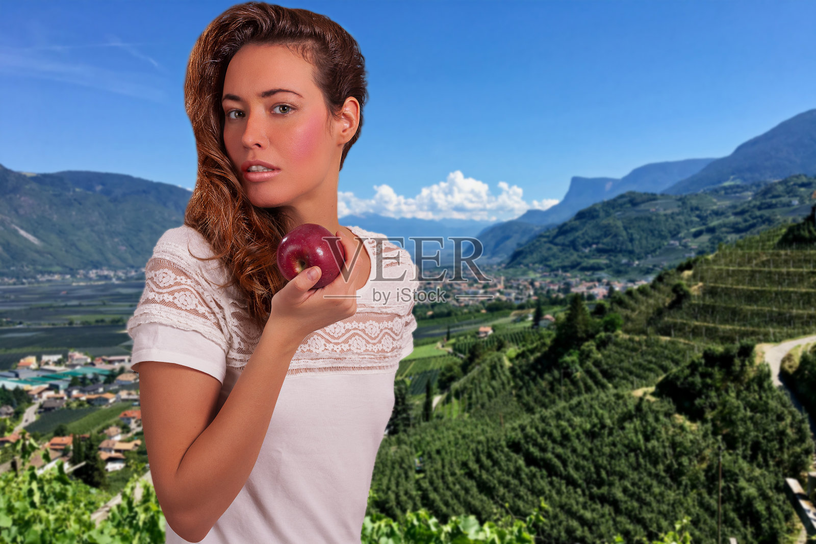 Panorama前拿着苹果的女人照片摄影图片