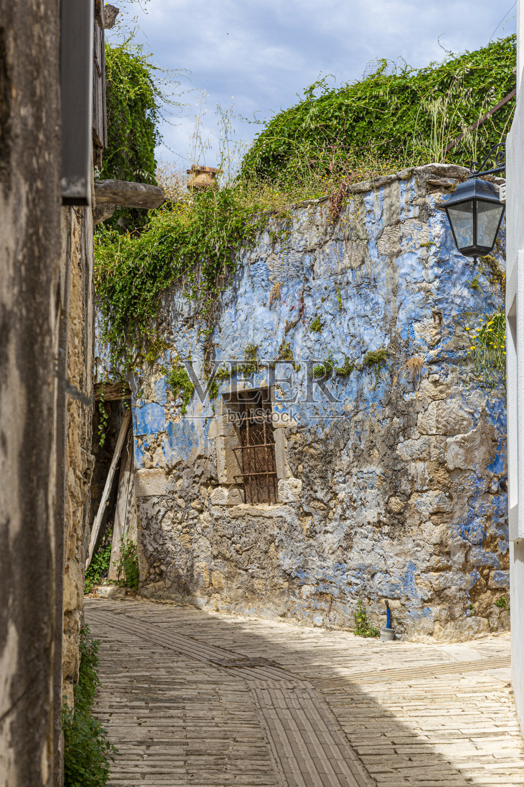 这是克里特岛上一个古老的希腊村庄白天的街道景象照片摄影图片