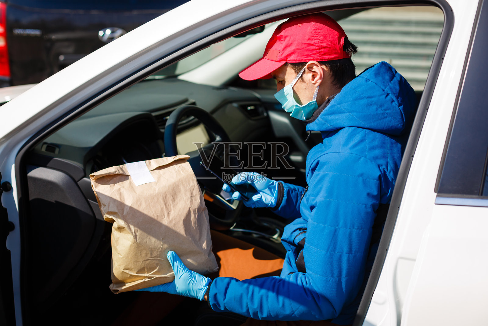 冠状病毒保护。出租车司机戴着防护面罩和手套。概念:站:Covid-19照片摄影图片