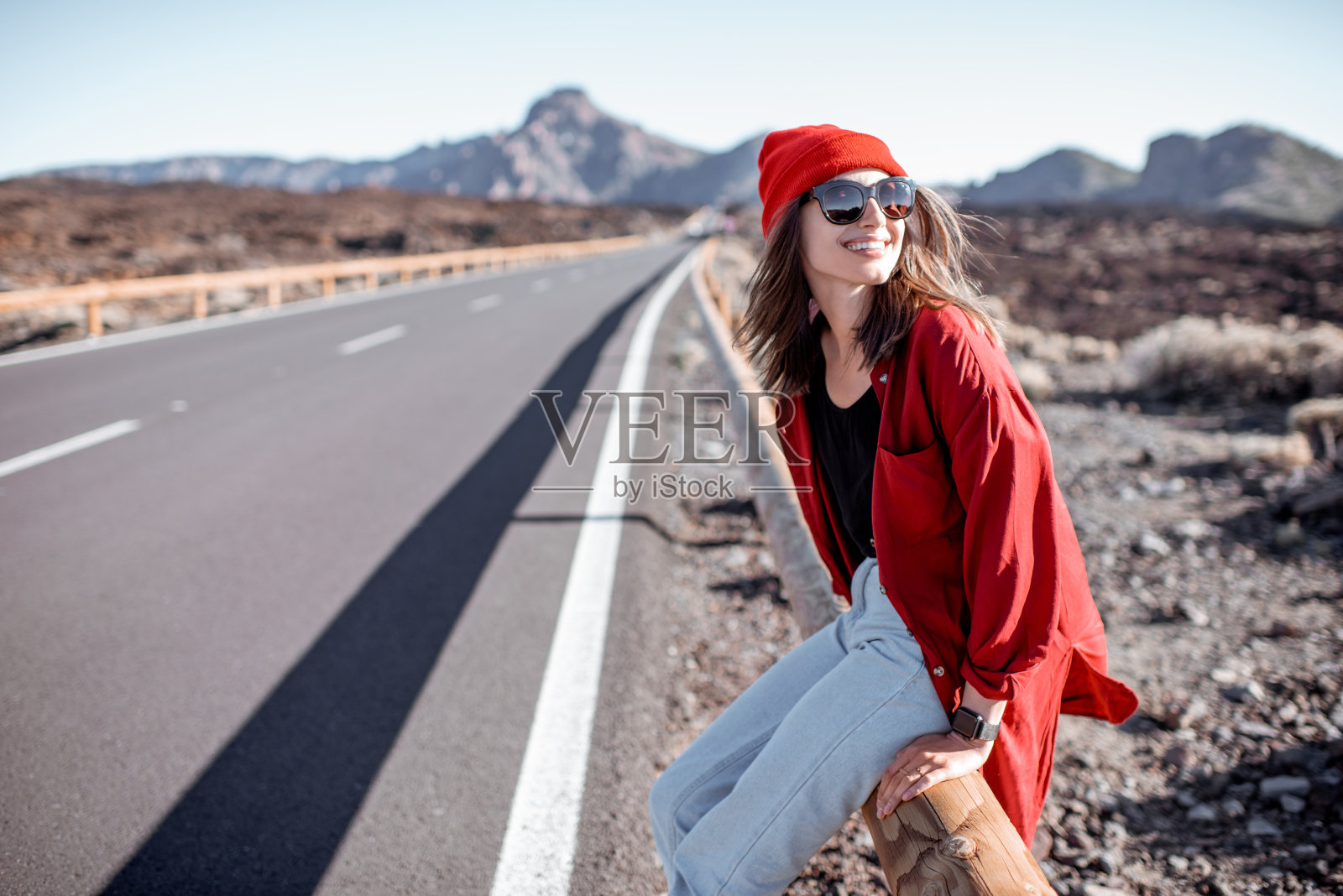 沙漠路上无忧无虑的女人照片摄影图片