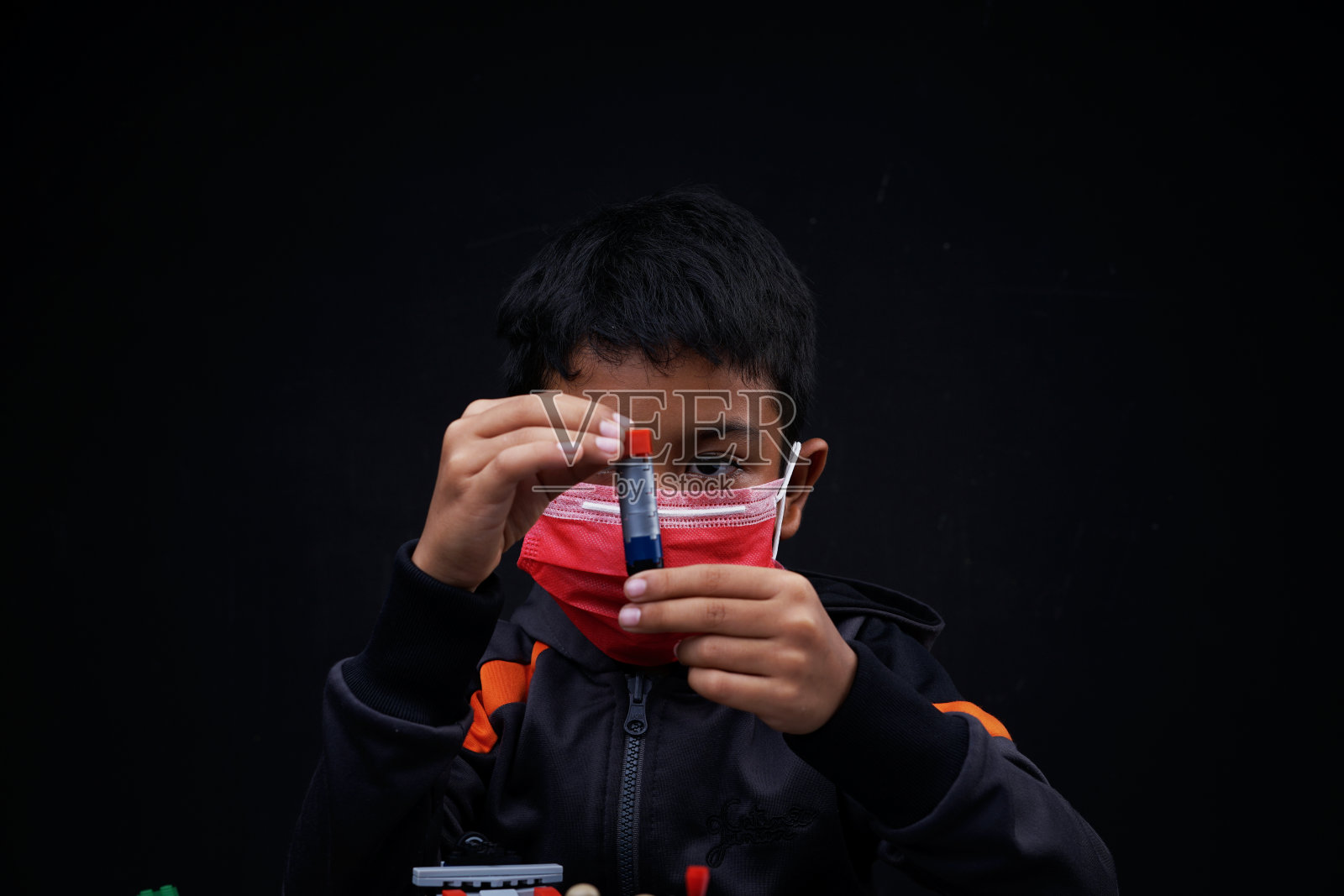 亚洲男孩在家里玩彩色玩具积木，隔离，冠状病毒病照片摄影图片