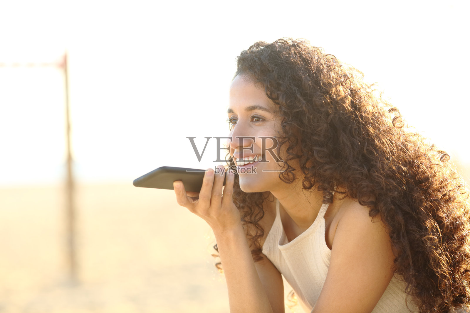 一个用电话语音识别系统的拉丁女人照片摄影图片