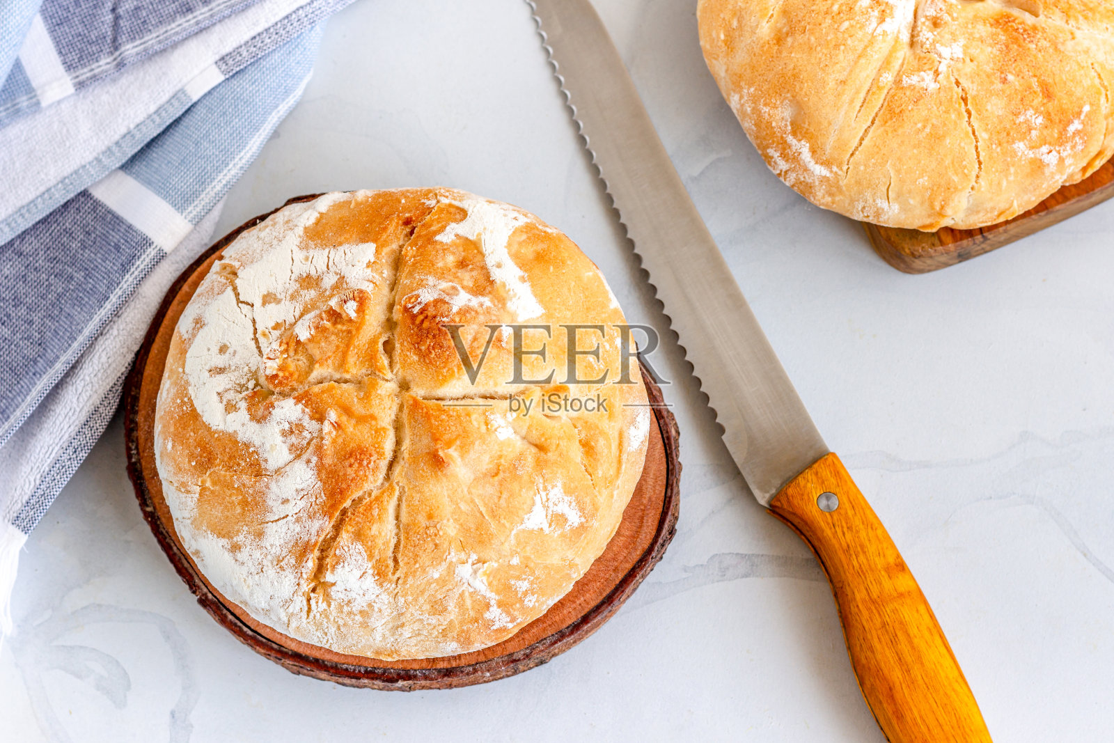 乡村面包/农民的面包与刀在白色背景上直接在水平照片照片摄影图片