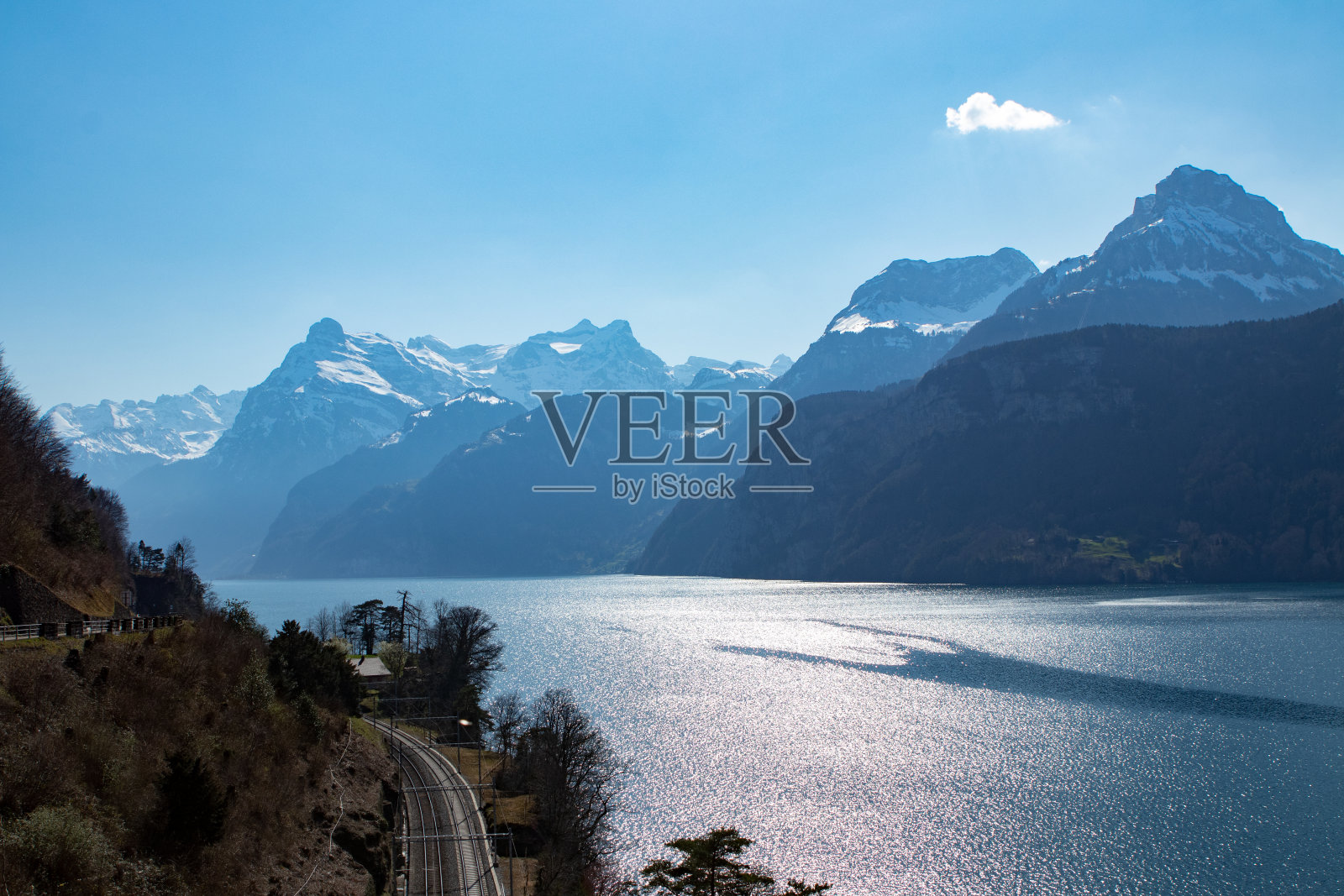 瑞士布纳恩的湖泊和山脉。卢塞恩湖照片摄影图片
