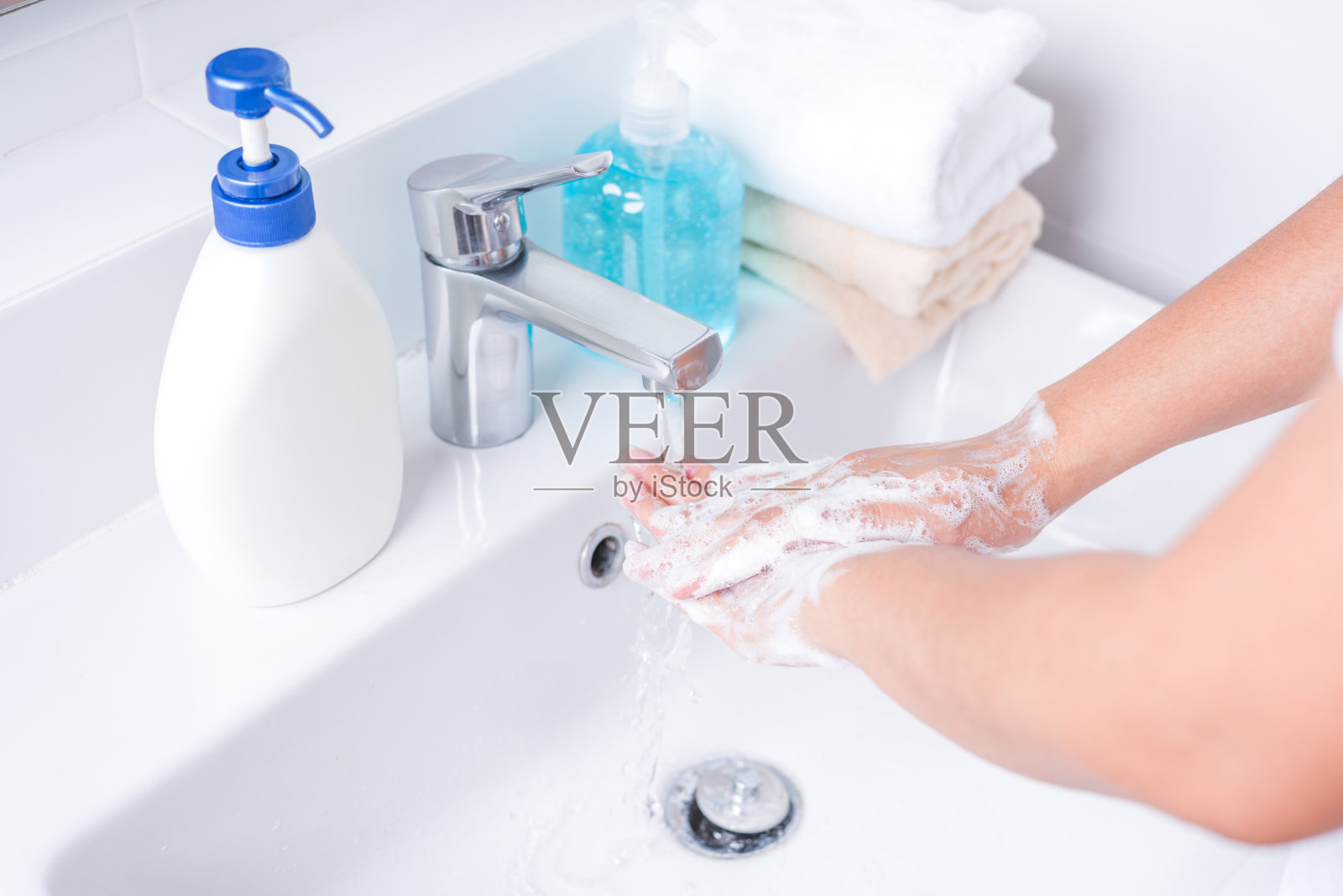 用肥皂和水洗手，以消灭冠状病毒病(COVID-19)照片摄影图片