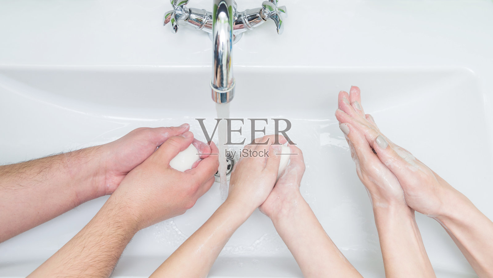 家人用肥皂洗手。大流行性冠状病毒手卫生，covid-19概念。照片摄影图片