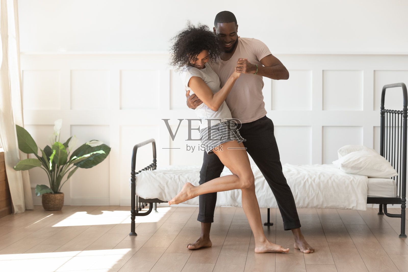 相爱的非洲夫妇手牵着手在室内跳舞照片摄影图片