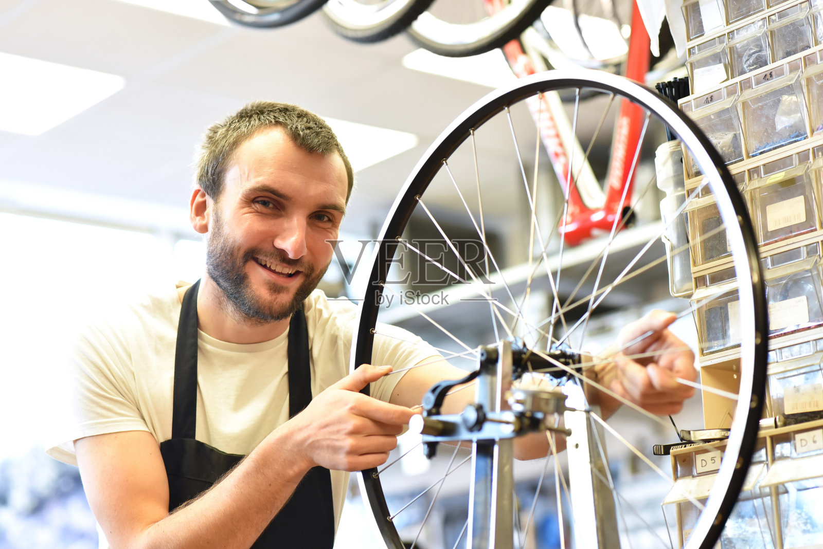 友好和有能力的自行车修理工在一个车间修理自行车照片摄影图片
