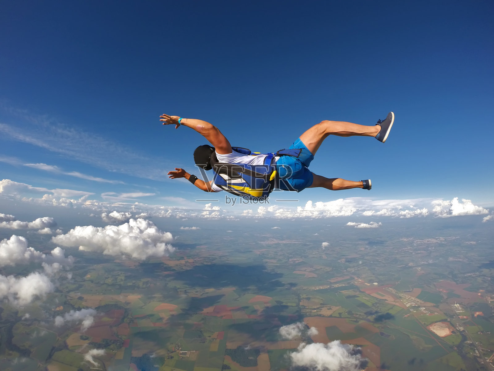 跳伞运动员穿着短裤和t恤跳伞照片摄影图片