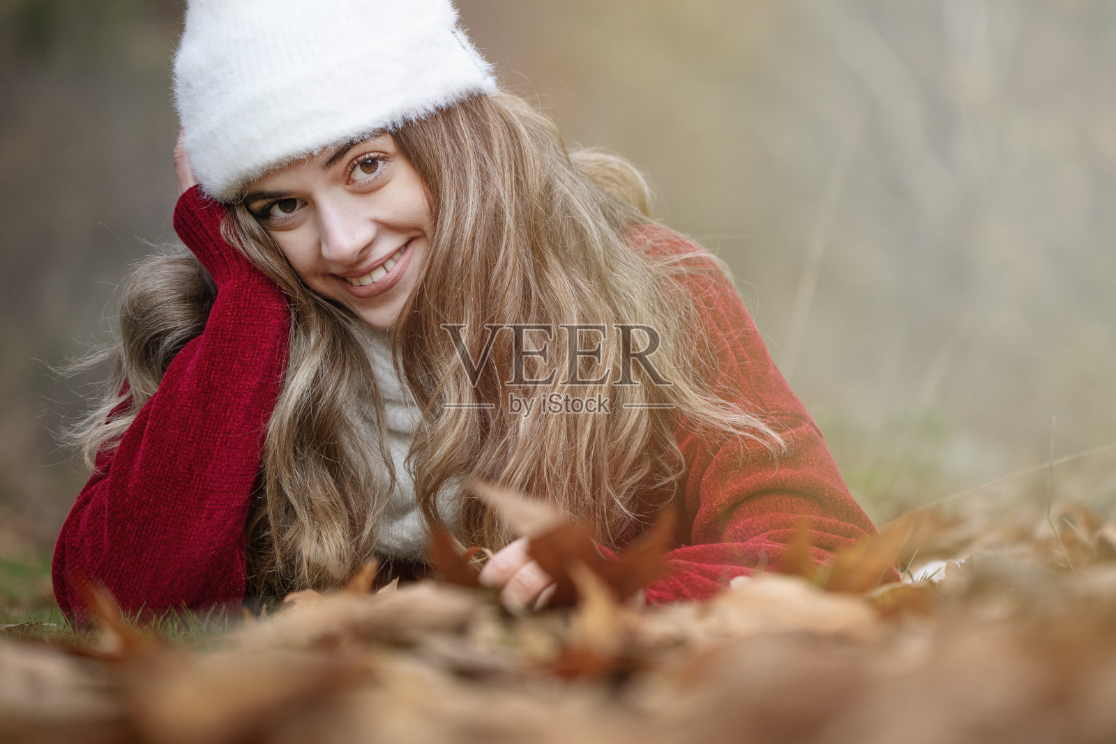 年轻快乐的女人在森林里微笑照片摄影图片