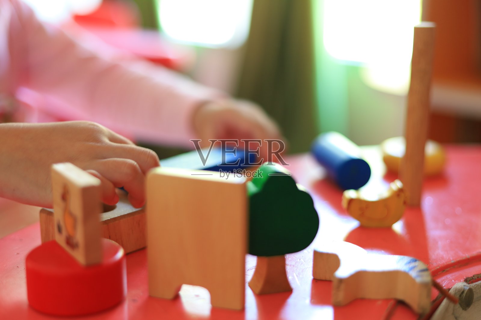 小朋友玩五颜六色的木制积木玩具，俯视图照片摄影图片
