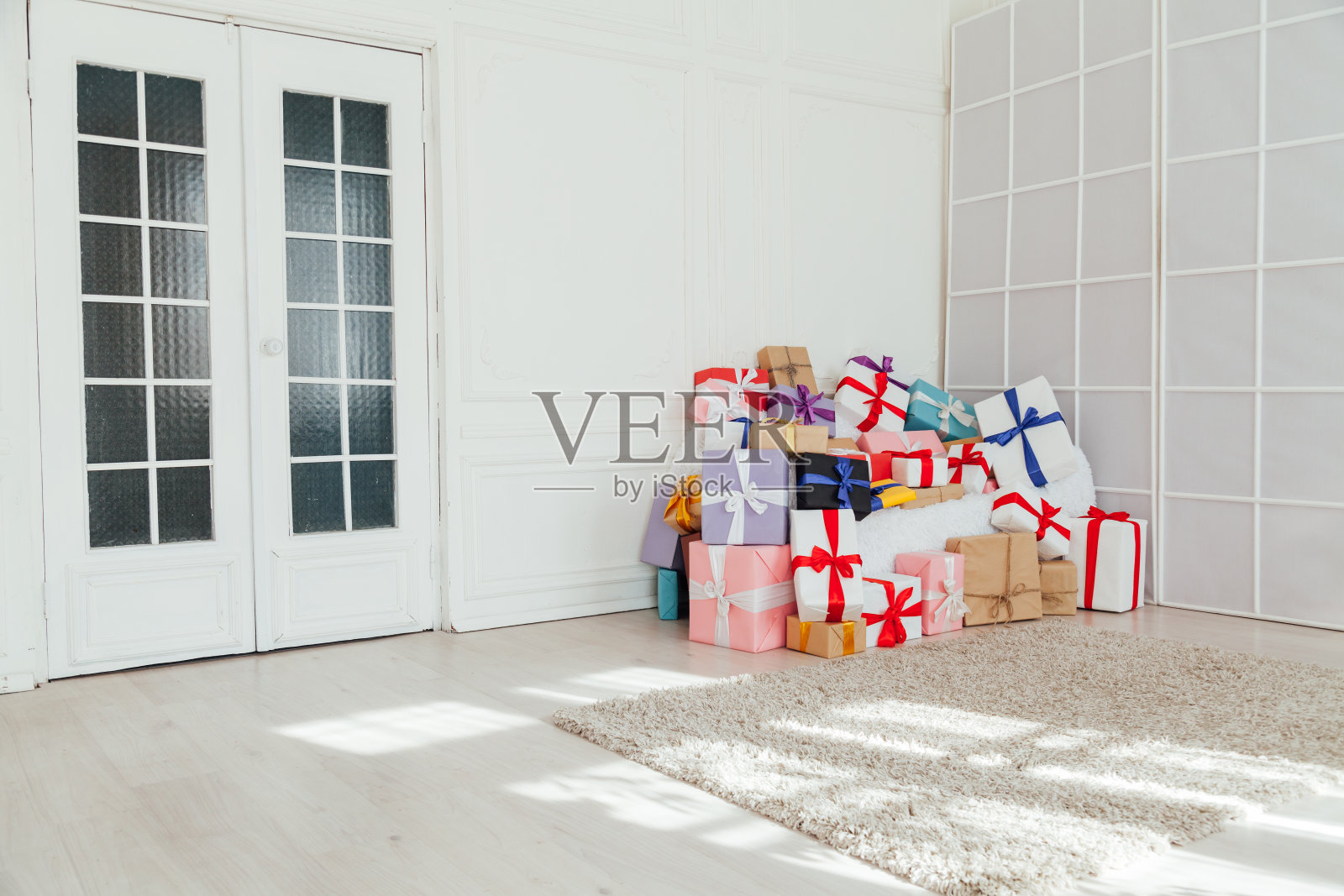 许多五颜六色的生日礼物圣诞室内白色的房间照片摄影图片