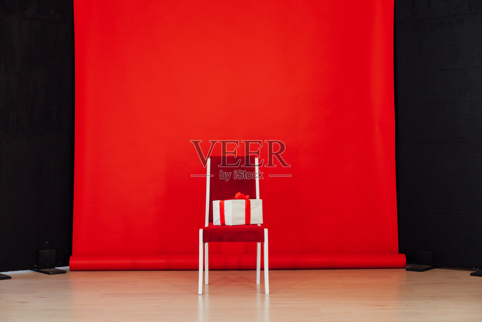 房间内部以红色为背景的红色椅子，配有礼物照片摄影图片