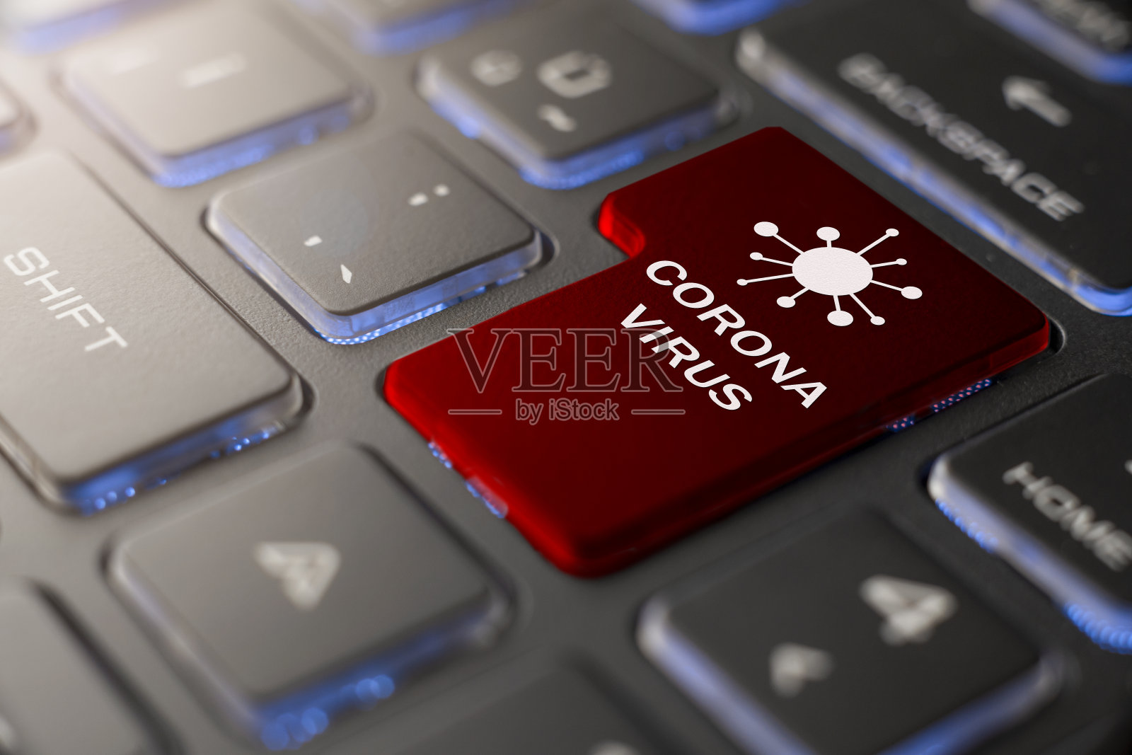 黑色电脑键盘上的红色“冠状病毒”按钮。照片摄影图片