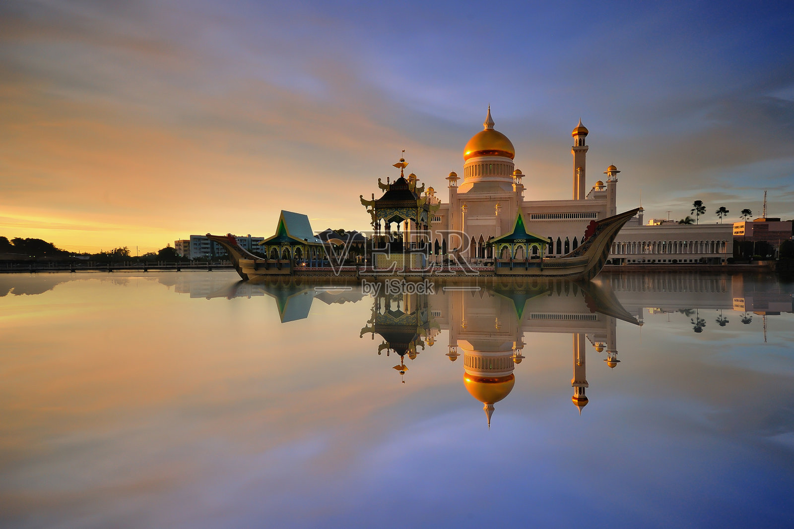 美丽的苏丹奥马尔阿里赛福丁清真寺，班达尔斯里巴加湾，文莱，东南亚沉思照片摄影图片