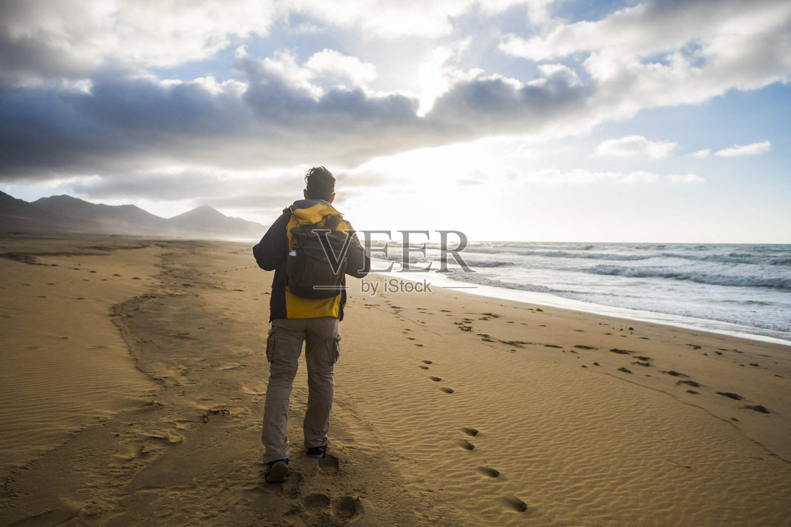 孤独的人在荒凉的海岸风景区和无人探索海滩-享受户外徒步运动背包-另类的方式和生活方式的旅行和爱的世界在不同的假期照片摄影图片