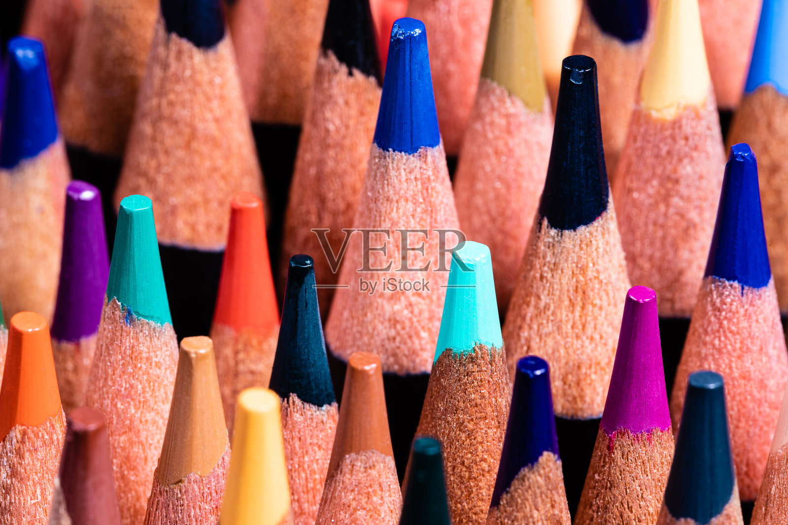 一个高细节的微距图像尖锐的彩色铅笔的末端，交错在高度和深度。迪尔自由度和生动的颜色。照片摄影图片