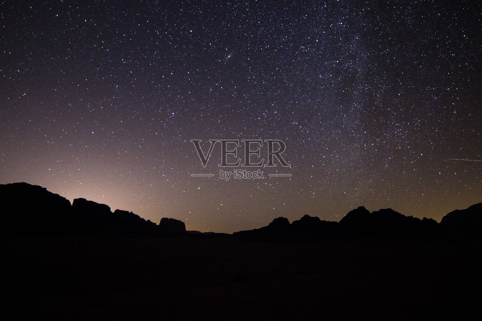瓦迪拉姆沙漠的星夜照片摄影图片