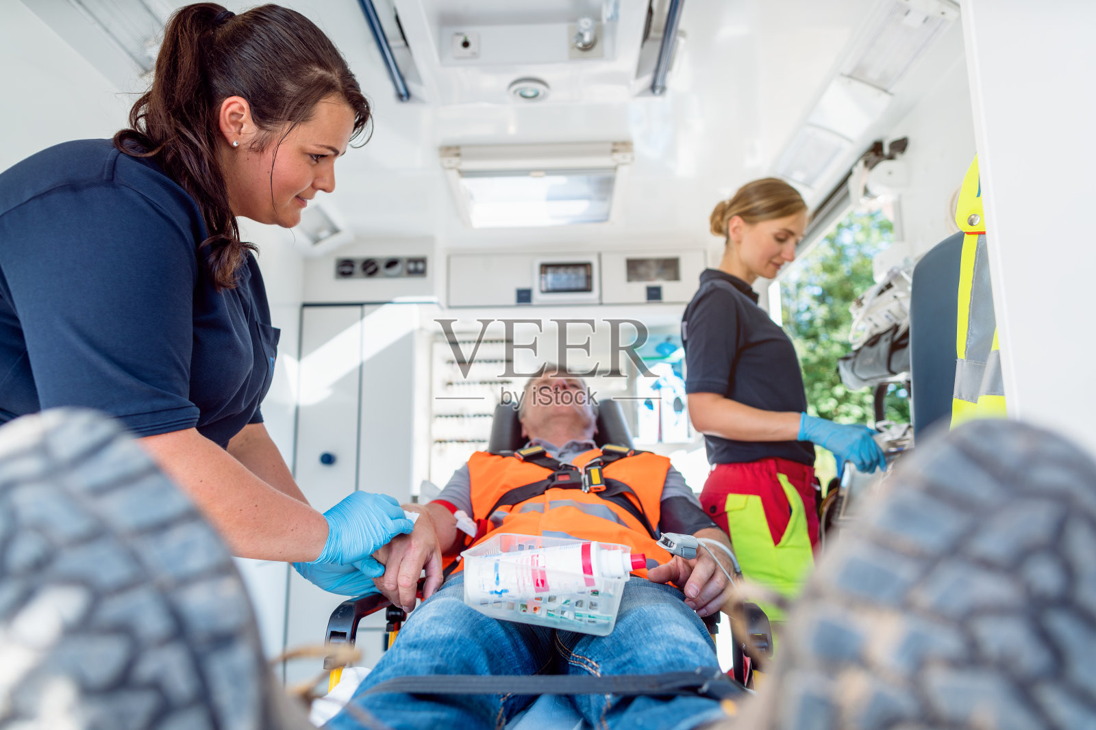 救护车里的急救医生正在和受伤的人谈话照片摄影图片