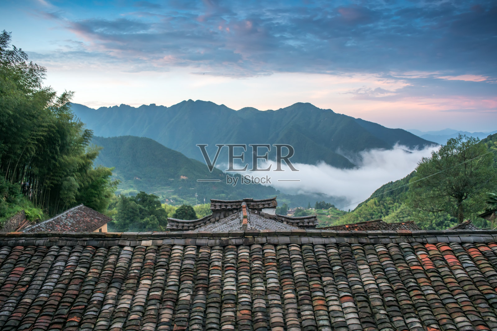 位于山顶的中国传统民居照片摄影图片