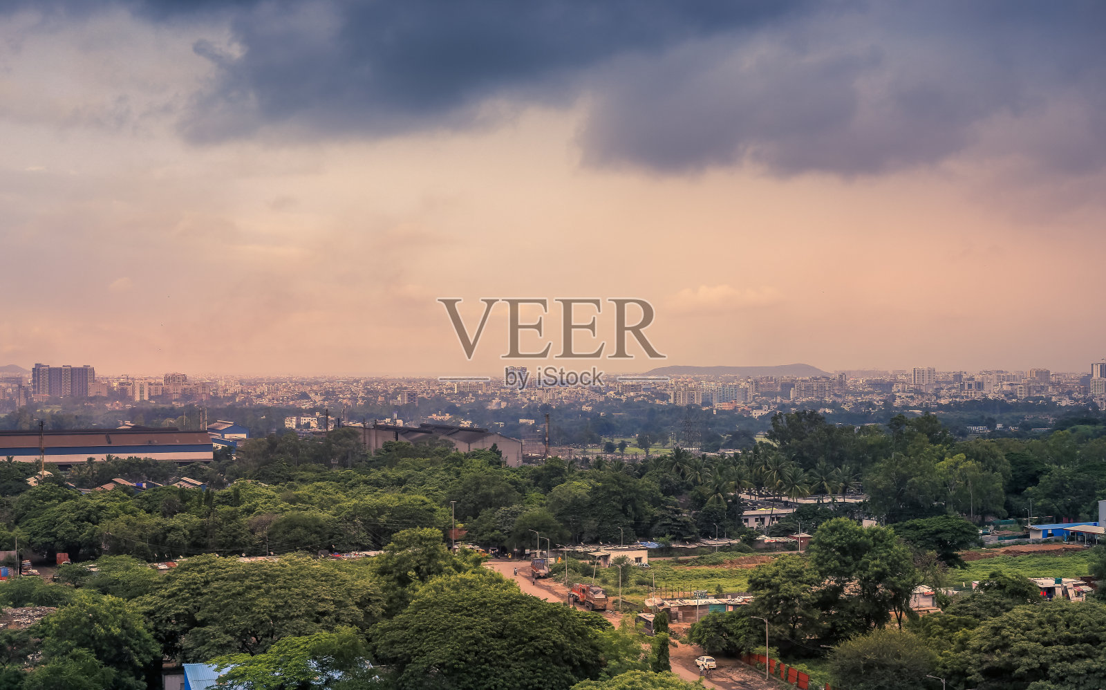 美丽的普纳鸟瞰图，前景是绿色工业区，背景是印度马哈拉施特拉邦的城市照片摄影图片