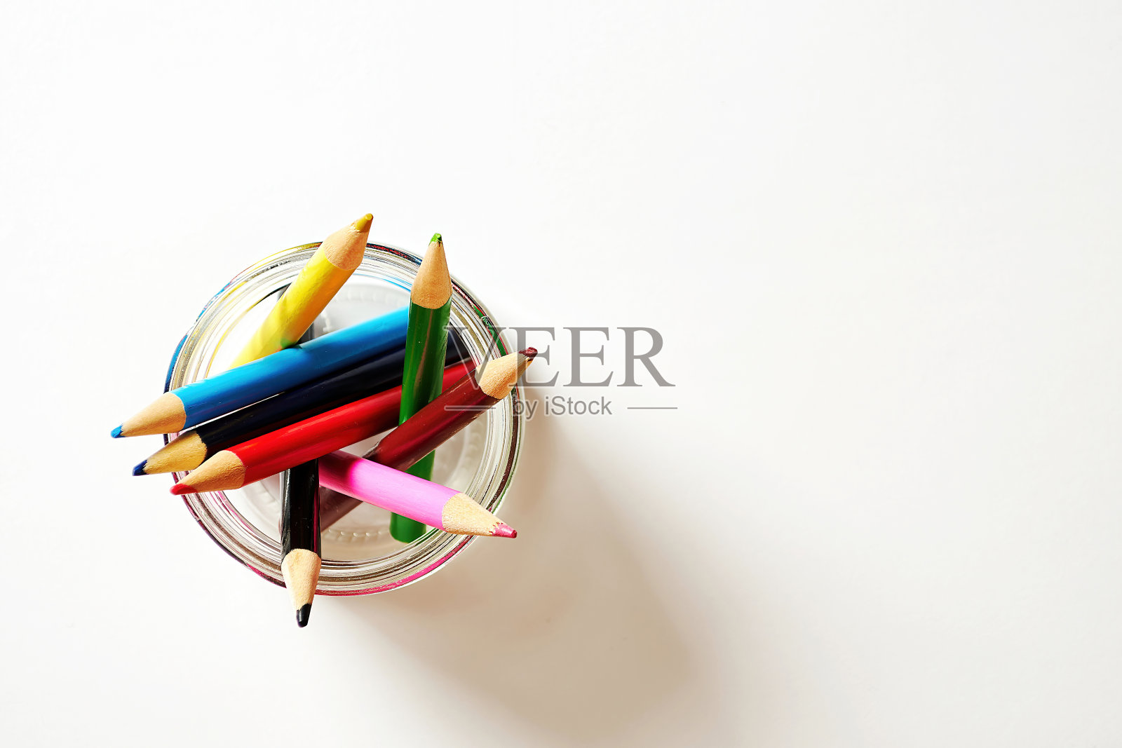 彩虹铅笔在一个罐子与白纸背景。复制文本的空格。照片摄影图片