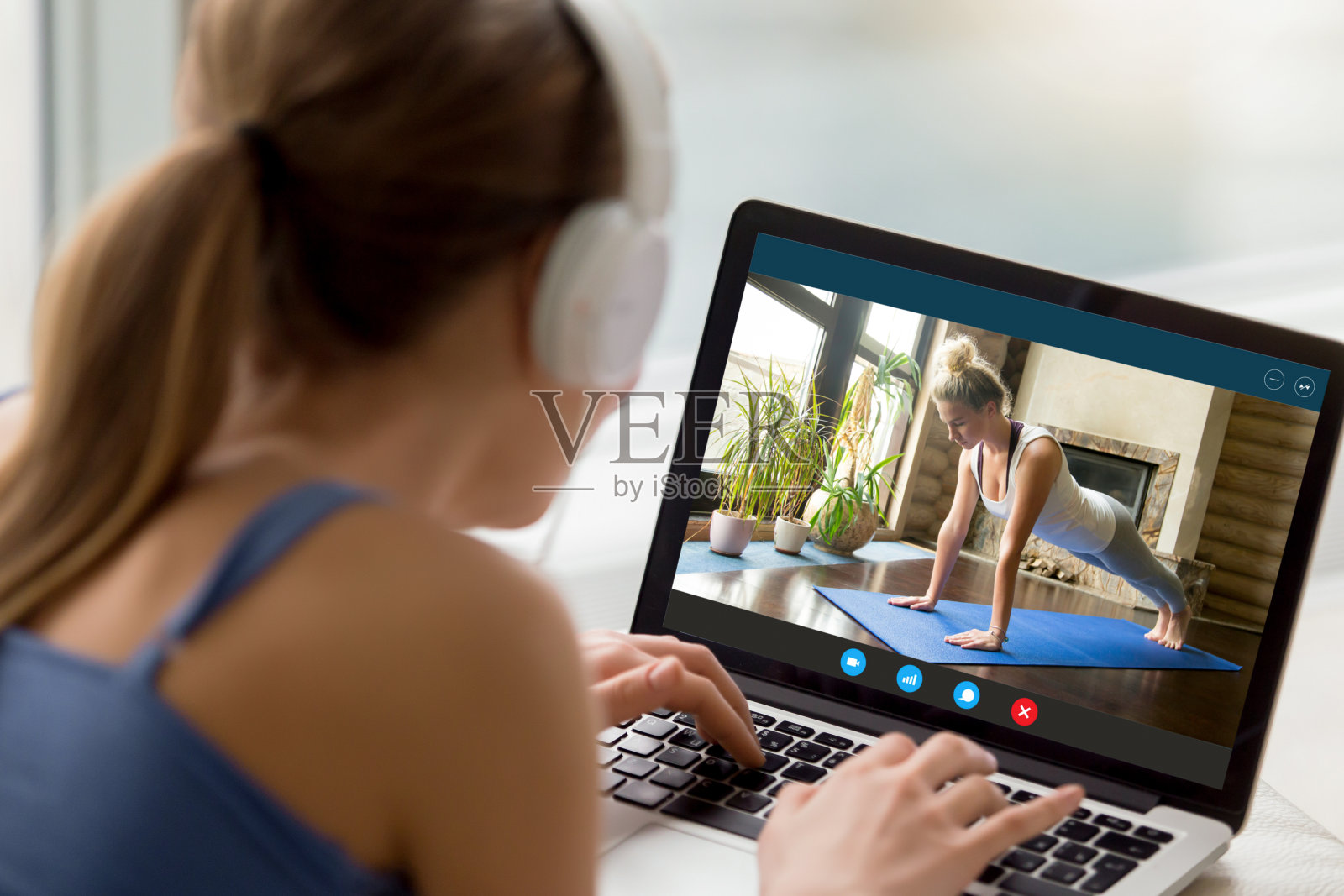 千禧女孩在网上用笔记本电脑看瑜伽训练照片摄影图片