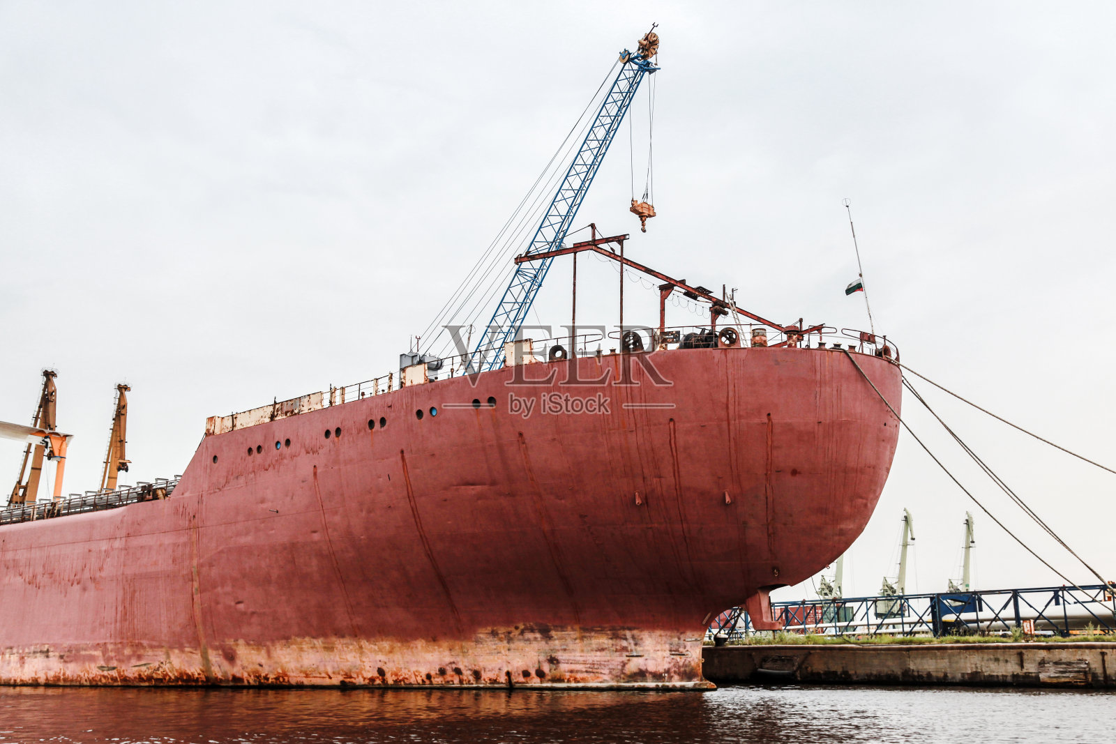 瓦尔纳港一艘大型工业货船的红色船尾照片摄影图片
