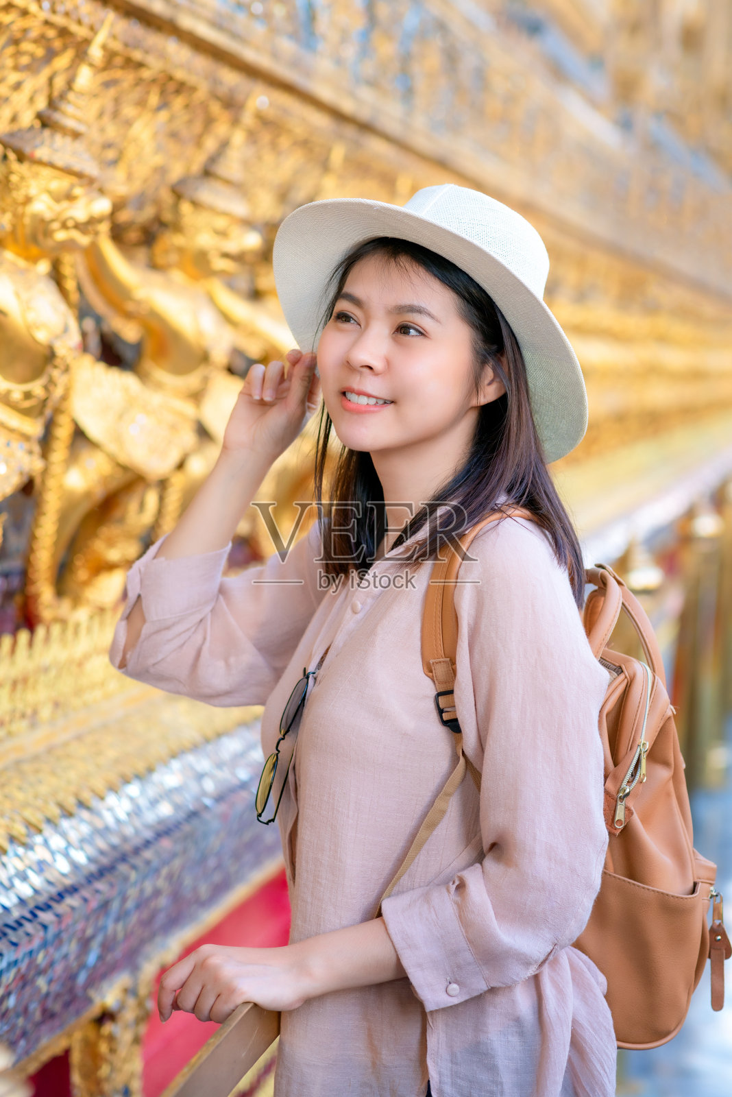 美丽的亚洲女游客喜欢在泰国曼谷度假旅游照片摄影图片