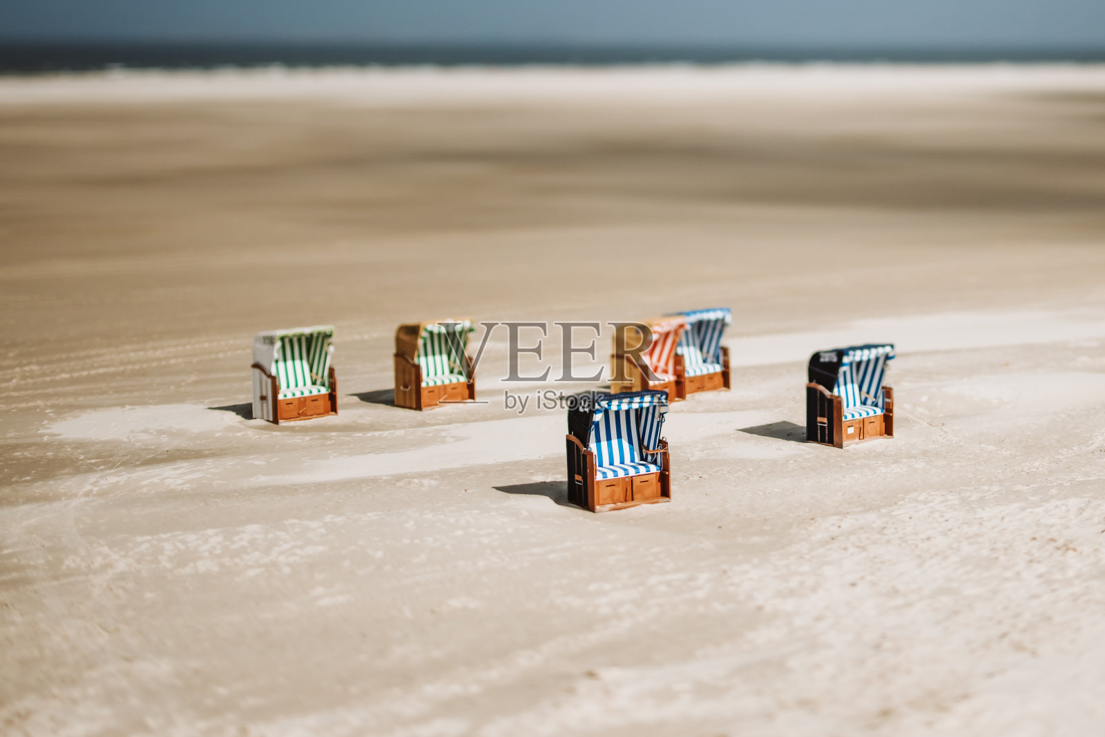 德国阿姆鲁姆宽阔的沙滩上五颜六色的沙滩椅照片摄影图片