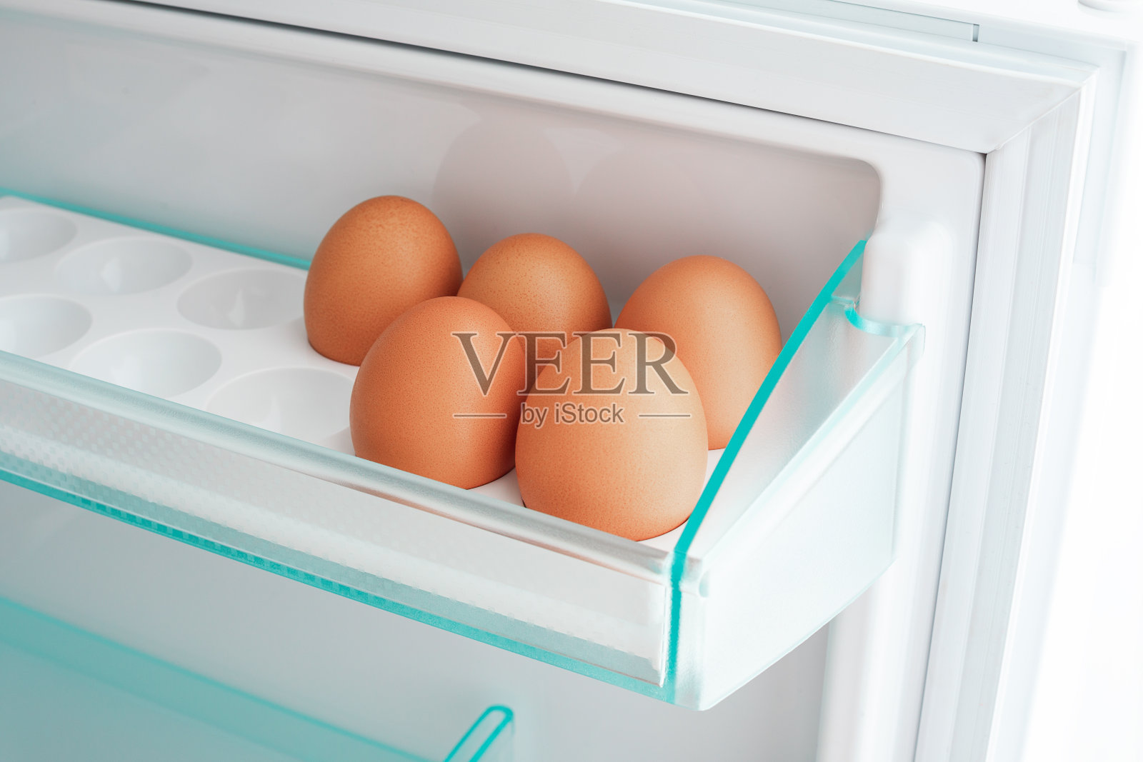 鸡蛋放在冰箱里。健康生活理念照片摄影图片