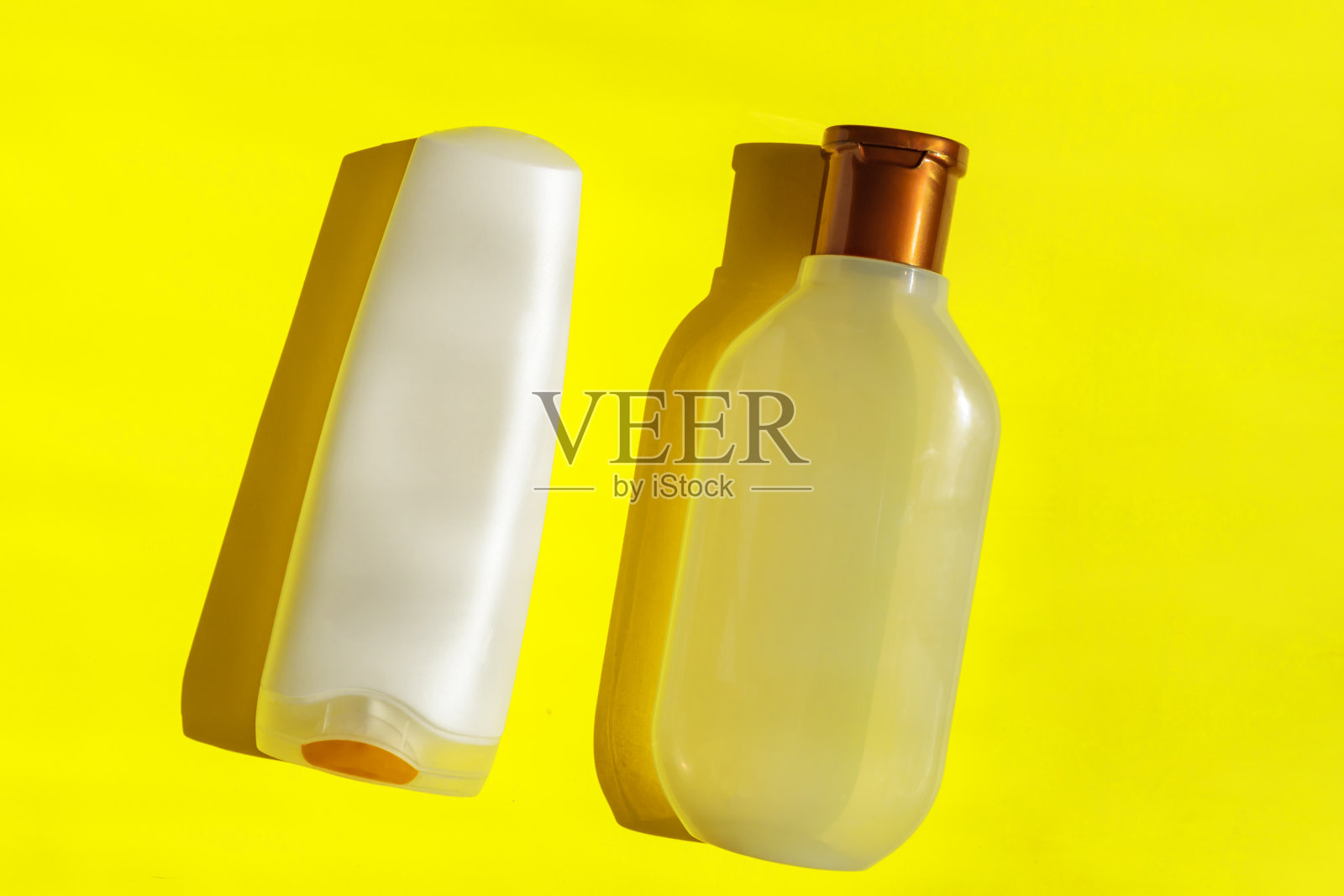 黄色背景上的白色空塑料化妆品瓶。塑料垃圾。回收塑料与生态理念。平躺，俯视图。照片摄影图片