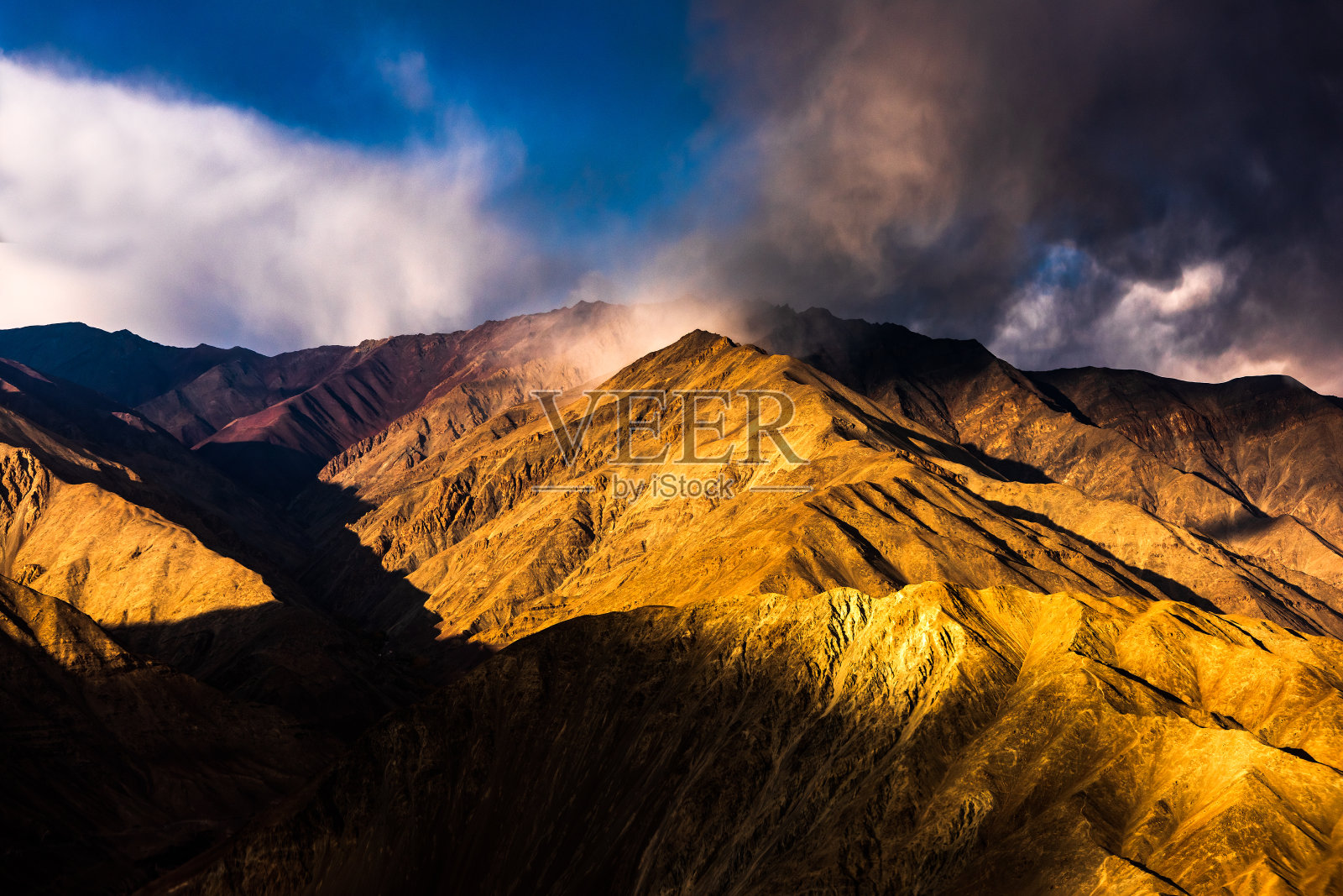 从飞机上鸟瞰雪山和喜马拉雅山山顶的日出光线照片摄影图片