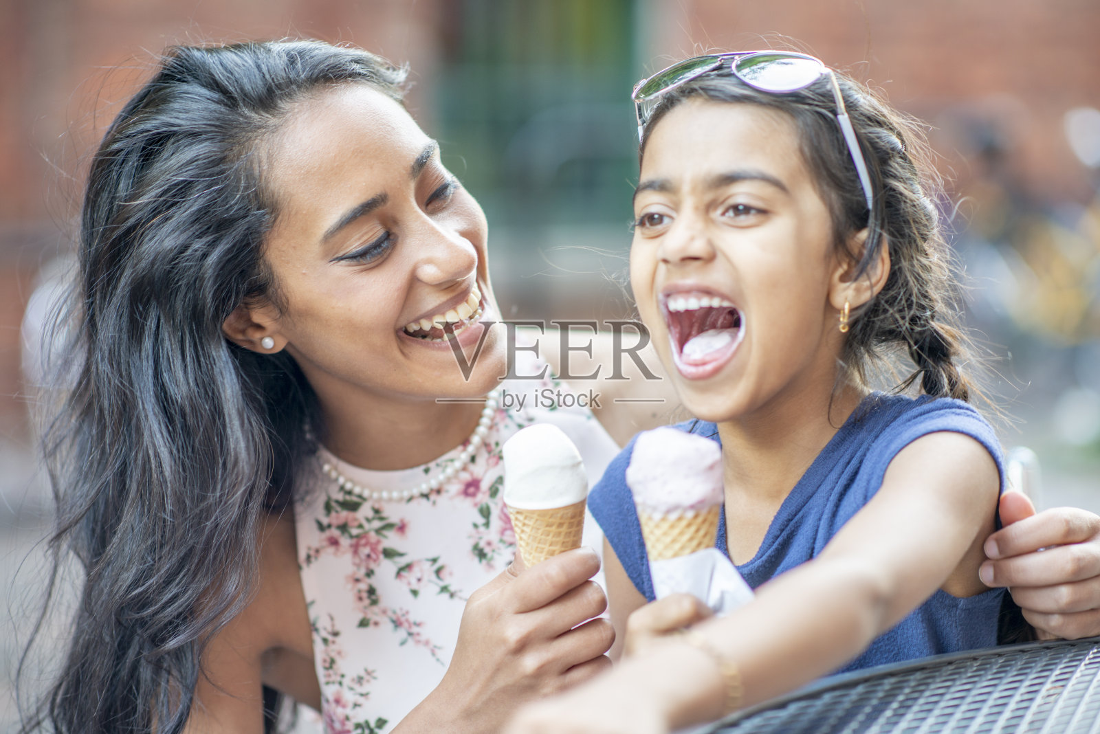 家人一起吃冰淇淋照片摄影图片