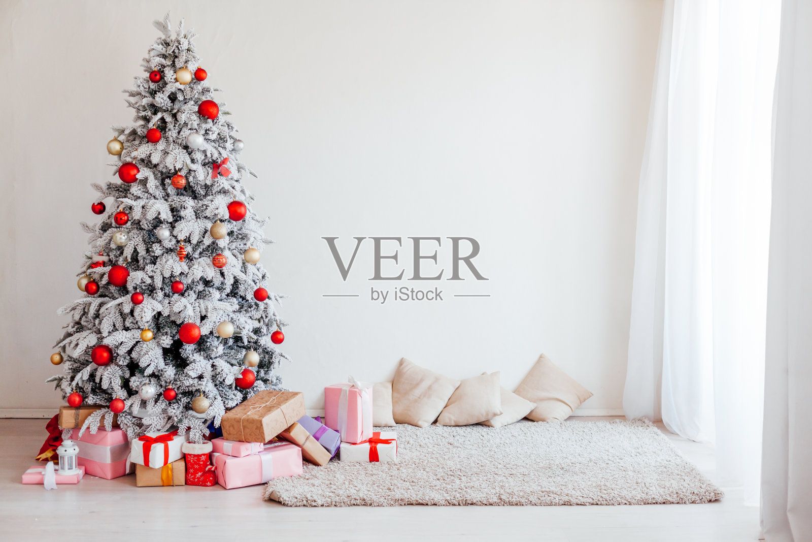 圣诞树冬天新年节日礼物白色家居装饰照片摄影图片