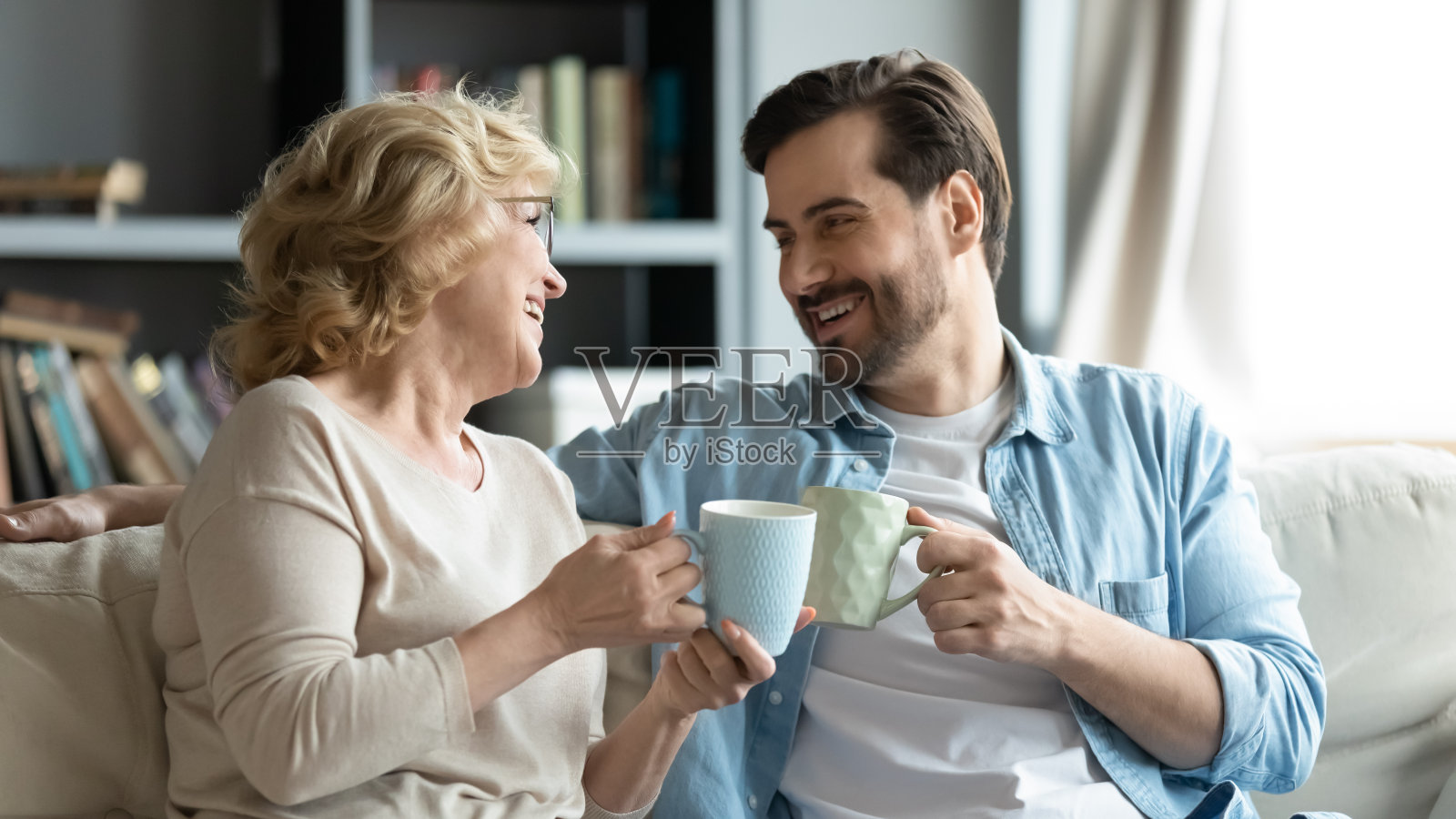 成年儿子拜访老母，喝茶谈心照片摄影图片