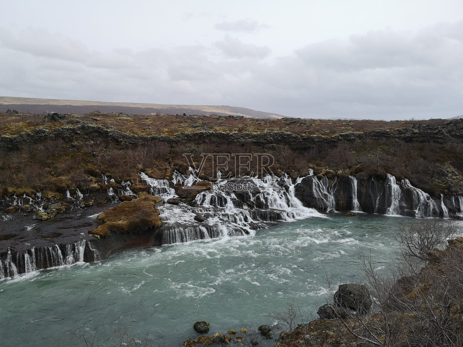 巨大的瀑布位于冰岛国家公园Hraunfossar照片摄影图片