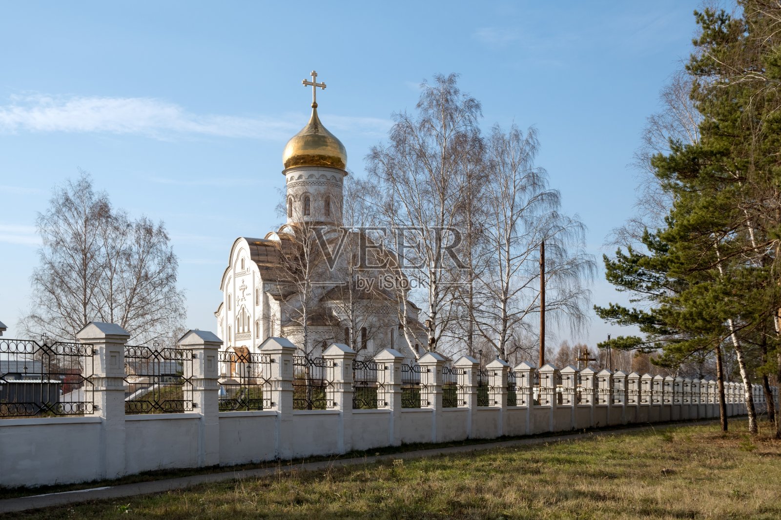 在莱西比尔斯克市一个阳光明媚的秋日，在前景上有一个篱笆的圣安德鲁第一(2011)东正教教堂。克拉斯诺雅茨克地区。俄罗斯。照片摄影图片